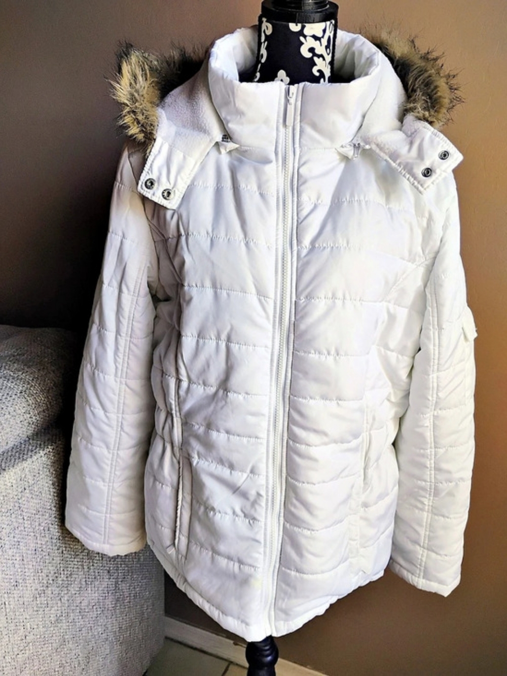 18 Fahrenheit by Lane Crawford White Faux Fur Trim Puffer Jacket